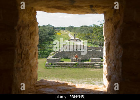 Mexique - 16 Jan 2007 : Sacbe 1 vue de la fenêtre de l'ouest du Temple du Soleil ou sept Poupées Str. 1-sub à Dzibilchaltún archéologiques mayas Banque D'Images