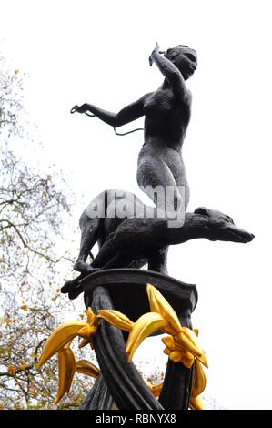 Fontaine 'Diana' ou 'Diana' de la cime des arbres par Jim Clack, dévoilé en 1954, Green Park, Londres, UK. Banque D'Images