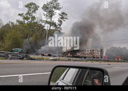 Épave sur l'autoroute 75 près de Gainesville, Floride, qui a tué 7 personnes dont 5 enfants d'une église en Louisiane. Banque D'Images