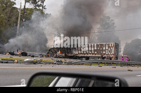 Épave sur l'autoroute 75 près de Gainesville, Floride, qui a tué 7 personnes dont 5 enfants d'une église en Louisiane. Banque D'Images