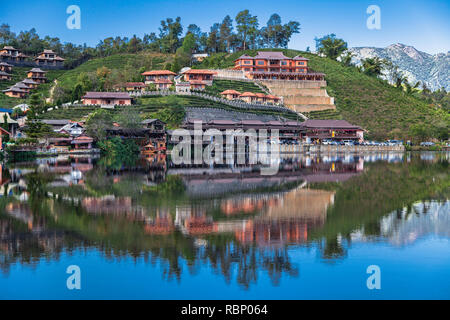 Paysage de réflexion 'Ban Rak Thai' province de Mae Hong Son, Thaïlande Banque D'Images