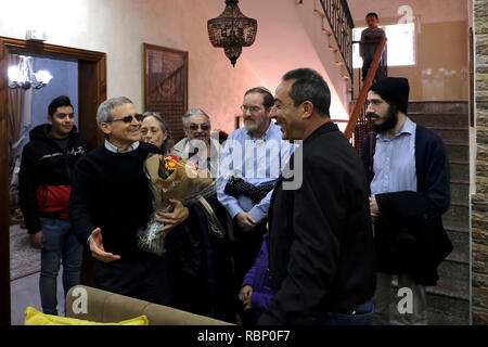 Des membres de l'organisation anti-racisme israélienne Tag Meir participent à une visite de solidarité à la famille d'Aisha Mohammed Rabi, dans le village palestinien de Biddya, qui a été tué après que de jeunes colons israéliens ont lancé des pierres sur son véhicule au sud de Naplouse, la coalition Tag Meir, Dirigé par la communauté sioniste religieuse d'Israël, vise à mettre en évidence et à contrer le racisme et la violence des attaques Tag Mechir (Price Tag) perpétrées par les extrémistes juifs contre les Arabes Banque D'Images