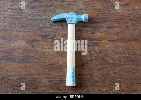 Ancien jouet rustique marteau de charpentier sur table en bois. Banque D'Images