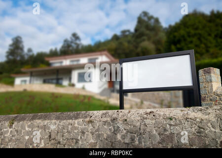 Blank billboard devant une maison à vendre Banque D'Images