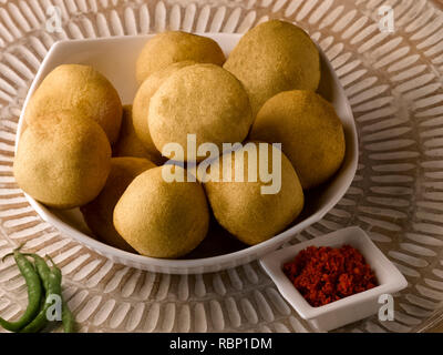 Snack-indiens les boules de pommes de terre frites, de l'Inde, l'Asie Banque D'Images