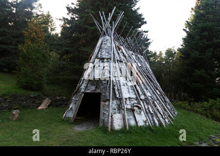 Créé de façon traditionnelle au tipi en écorce de bouleau Site d'interprétation Micmac de Gespeg à Gaspé au Québec, Canada. Les Mi'gmaw (ou Mi'kmaq) ont été les Banque D'Images