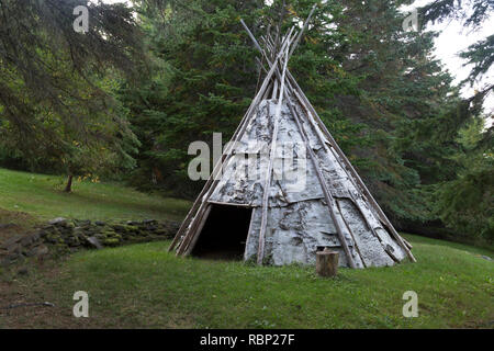 Créé de façon traditionnelle au tipi en écorce de bouleau Site d'interprétation Micmac de Gespeg à Gaspé au Québec, Canada. Les Mi'gmaw (ou Mi'kmaq) ont été les Banque D'Images