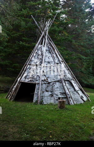 Créé de façon traditionnelle au tipi en écorce de bouleau Site d'interprétation Micmac de Gespeg à Gaspé au Québec, Canada. Les Mi'gmaw (ou Mi'kmaq) ont été les Banque D'Images