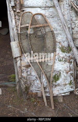 Chaussures de neige d'un hiver en écorce de bouleau traditionnellement créé à la tipi Site d'interprétation Micmac de Gespeg à Gaspé au Québec, Canada. Les Mi'gmaw (ou Mi Banque D'Images