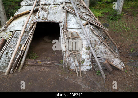 Chaussures de neige d'un hiver en écorce de bouleau traditionnellement créé à la tipi Site d'interprétation Micmac de Gespeg à Gaspé au Québec, Canada. Les Mi'gmaw (ou Mi Banque D'Images