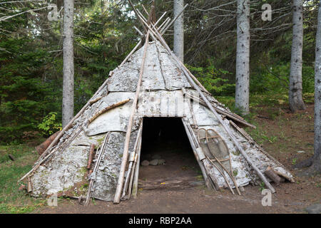 Chaussures de neige d'un hiver en écorce de bouleau traditionnellement créé à la tipi Site d'interprétation Micmac de Gespeg à Gaspé au Québec, Canada. Les Mi'gmaw (ou Mi Banque D'Images