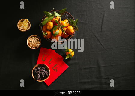 Groupe de Vietnamiens colorés jam pour Vietnam Têt, nouvel an lunaire également d'Asie, de fruits en conserves traditionnelles de jujube, confiture de gingembre et de citrouille Banque D'Images