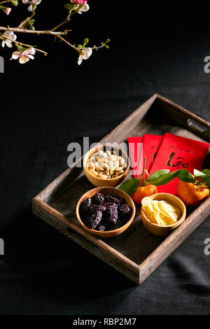 Groupe de Vietnamiens colorés jam pour Vietnam Têt, nouvel an lunaire également d'Asie, de fruits en conserves traditionnelles de jujube, confiture de gingembre et de citrouille Banque D'Images