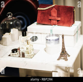 STRASBOURG, FRANCE - DEC 23, 2016 : La mode du parfum de luxe, sac à main, bougie, Eiffel Tower silhouette dans le Fashion Store à Paris Banque D'Images