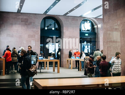 STRASBOURG, FRANCE - DEC 23, 2016 : foule animée dans l'Apple Store avec des gens achats pour les ordinateurs portables, les ordinateurs et autres produits des TI Banque D'Images
