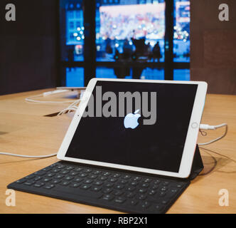 STRASBOURG, FRANCE - 10/01/2018 : iPad ordinateur tablette avec logo Apple et vu à travers la ville de flou artistique dans l'Apple Store de fenêtre Banque D'Images