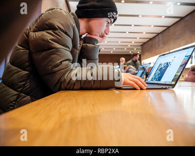 STRASBOURG, FRANCE - 10/01/2018 : Jeune homme travaillant sur ordinateur portable Apple MacBook Pro Banque D'Images