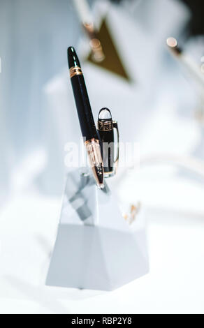 STRASBOURG, FRANCE - DEC 23, 2016 : Luxury golden fountain pen Montblanc dans le store en France pendant les fêtes de Noël sur vitrine Banque D'Images
