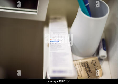 PARIS, FRANCE - DEC 23, 2016 : Hotel salle de bains avec brosse à dents et du dentifrice et crème Banque D'Images