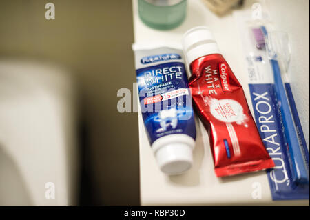 PARIS, FRANCE - DEC 23, 2016 : Hotel salle de bains avec brosse à dents et du dentifrice et crème Banque D'Images