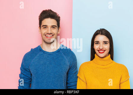 Cheerful young couple isolés sur deux arrière-plan coloré Banque D'Images