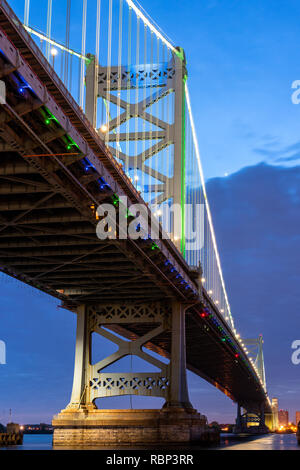 Une vue de la Benjamin Franklin Bridge at Dusk. Banque D'Images