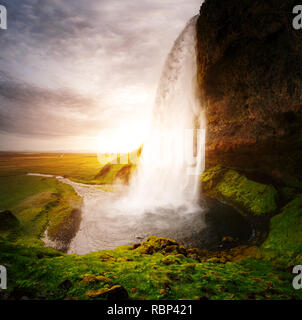 Vue parfaite de la célèbre cascade de Seljalandsfoss puissant dans la lumière du soleil. Scène magnifique et spectaculaire. Attraction touristique populaire. Emplacement Placez l'Islande, Banque D'Images