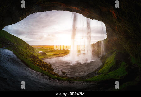 Vue parfaite de la célèbre cascade de Seljalandsfoss puissant dans la lumière du soleil. Scène magnifique et spectaculaire. Attraction touristique populaire. Emplacement Placez l'Islande, Banque D'Images