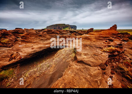 Sable rouge avec rock par magma formé par le vent. Attraction touristique populaire. Rare et magnifique scène. Emplacement Placez Sudurland, cap Dyrholaey côte de Banque D'Images