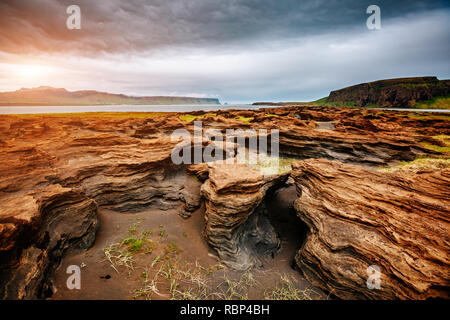 Sable rouge avec rock par magma formé par le vent. Attraction touristique populaire. Rare et magnifique scène. Emplacement Placez Sudurland, cap Dyrholaey côte de Banque D'Images