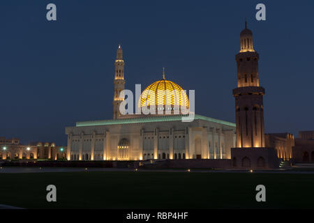 Grande Mosquée Sultan Qaboos de nuit à Muscat, Oman montrant outre de belles couleurs et de style. Banque D'Images