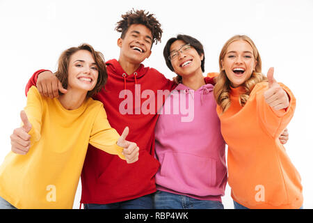 Groupe de joyeux amis multiraciale isolés sur fond blanc, giving Thumbs up Banque D'Images