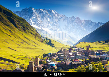 Ushguli qui se compose de quatre petits villages situés au pied de Mt. Shkhara Enguri et gorge. Haut Svaneti, la Géorgie, l'Europe. Montagnes du Caucase. Banque D'Images