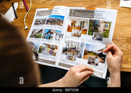 PARIS, FRANCE - Apr 26, 2017 : Vue de dessus de femme lisant Maisons et Appartements avec catalogue immobilier immobilier à louer et acheter en France, Alsace Gite Alsace Banque D'Images