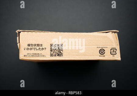 PARIS, FRANCE - Apr 9, 2017 : Vue de dessus de la boîte en carton de Amazon.co.jp avec distinct détaillant en ligne logo insigne et japonais d'hiéroglyphes et QR code Banque D'Images