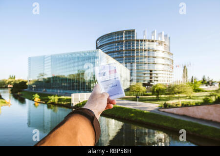 STRASBOURG, FRANCE - Apr 23, 2017 : l'anglais carte d'électeur Carte électorale avec le Parlement européen la politique bâtiment en arrière-plan Banque D'Images