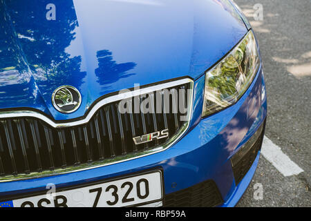 PARIS, FRANCE - Apr 21, 2017 detaly : Macro avec le logo du nouveau sport bleu métallique Skoda Octavia VRS Wagon voiture garée dans la rue de Paris sur une journée ensoleillée Banque D'Images