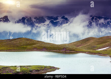 Paysage fantastique avec le lac Koruldi et ciel couvert au pied de Mt. Ushba. Haut Svaneti, Mestia, la Géorgie, l'Europe. Montagnes du Caucase. Beauté w Banque D'Images