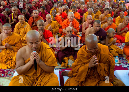 Les moines bouddhistes offrent la prière à Bodh-gaya sur Buddha Purnima célébrations. Banque D'Images
