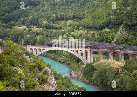 Vieux train à vapeur le pont de pierre de Velenje, Slovénie Banque D'Images