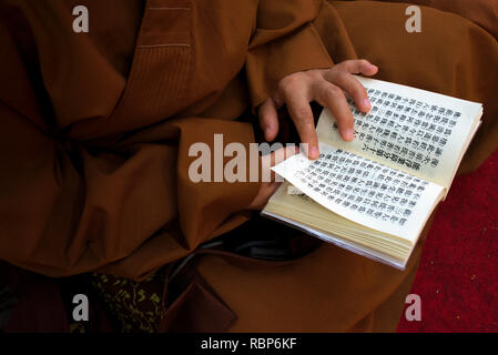 Un moine bouddhiste se lit de texte religieux à Bodh Gya Bouddha Purnima. célébrations durant Banque D'Images