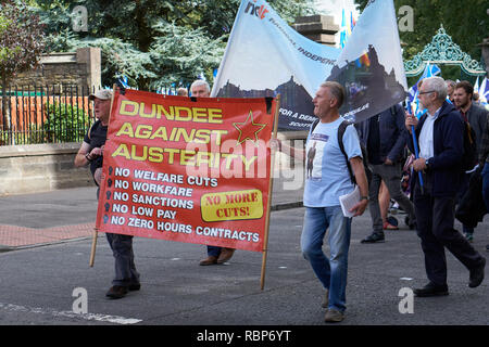 Mars pour l'indépendance écossaise, Dundee, Ecosse. 18 août, 2018. Bannière d'austérité contre Dundee Banque D'Images