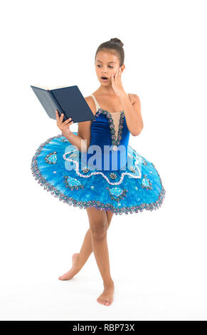 Fille de ballet avec réserve. Petite fille et de l'étude, l'éducation. train Petite ballerine livre de lecture. Elle est amoureuse de ballet. L'amélioration grâce à l'éducation elle-même. Banque D'Images