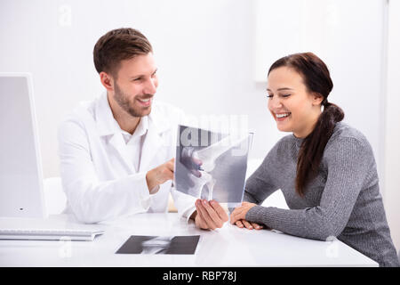 Médecin d'avoir une discussion avec le patient d'environ GENOU X-ray Banque D'Images