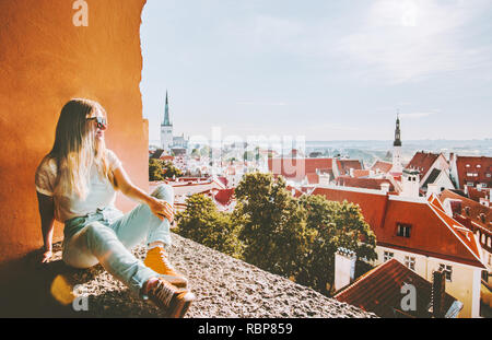 Sites touristiques de la ville de Tallinn tourisme femme en Estonie vacances vie voyage touristique fille relaxant à la vieille ville vue de l'architecture vue aérienne Banque D'Images