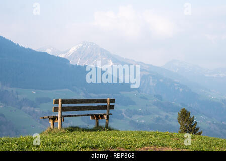 Banc simple pour le ski alpin sur les montagnes Banque D'Images