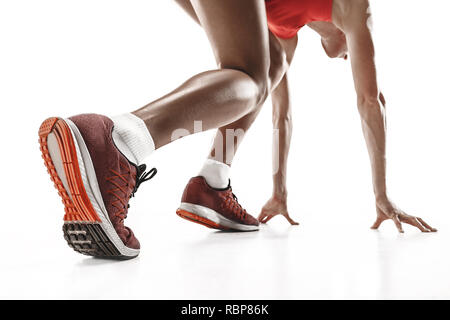 La silhouette féminine caucasienne un coureur de courir et sauter sur fond blanc studio. Le sprinter, jogger, exercice, entraînement, fitness, formation, concept de jogging. Vue arrière Banque D'Images