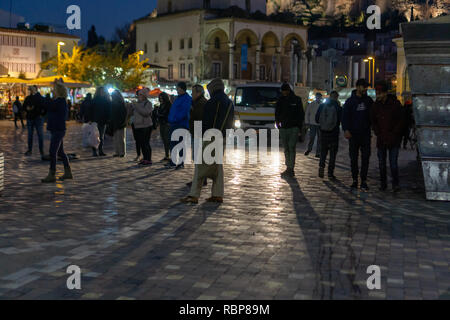 Monasteraki Square était rempli de gens heureux qui jouissent de l'atmosphère animée et l'architecture étonnante de la région. Banque D'Images