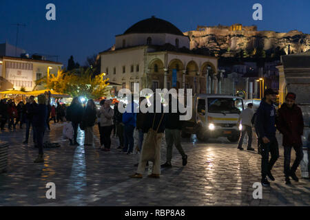 Monasteraki Square était rempli de gens heureux qui jouissent de l'atmosphère animée et l'architecture étonnante de la région. Banque D'Images