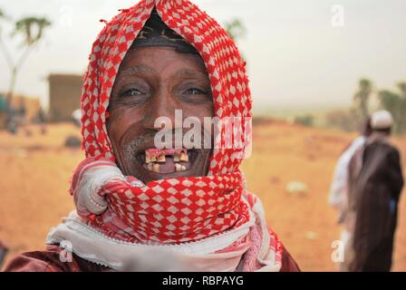 A smiling, vieille homme Peul avec dents manquantes, heureux d'avoir des visiteurs dans son village au Niger, Afrique Banque D'Images